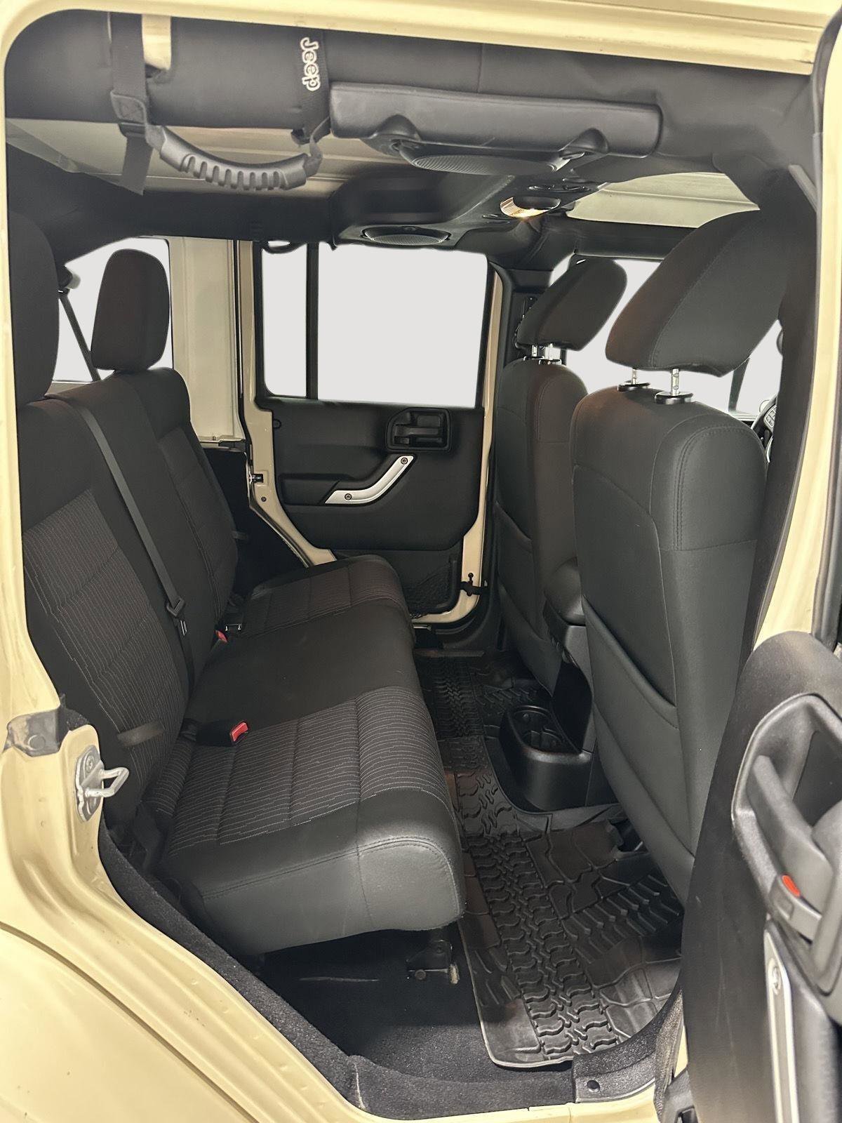 Used 2011 Jeep Wrangler Unlimited Sahara w/ Connectivity Group AWD/4WD image 18
