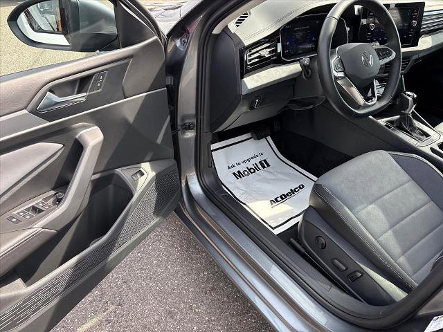 Used 2025 Volkswagen Jetta SE FWD image 11