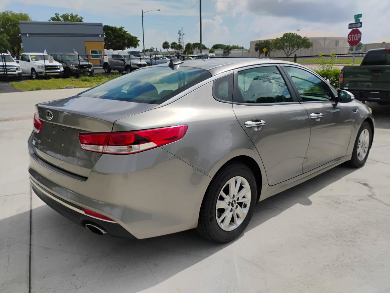 Used 2017 Kia Optima LX FWD image 17