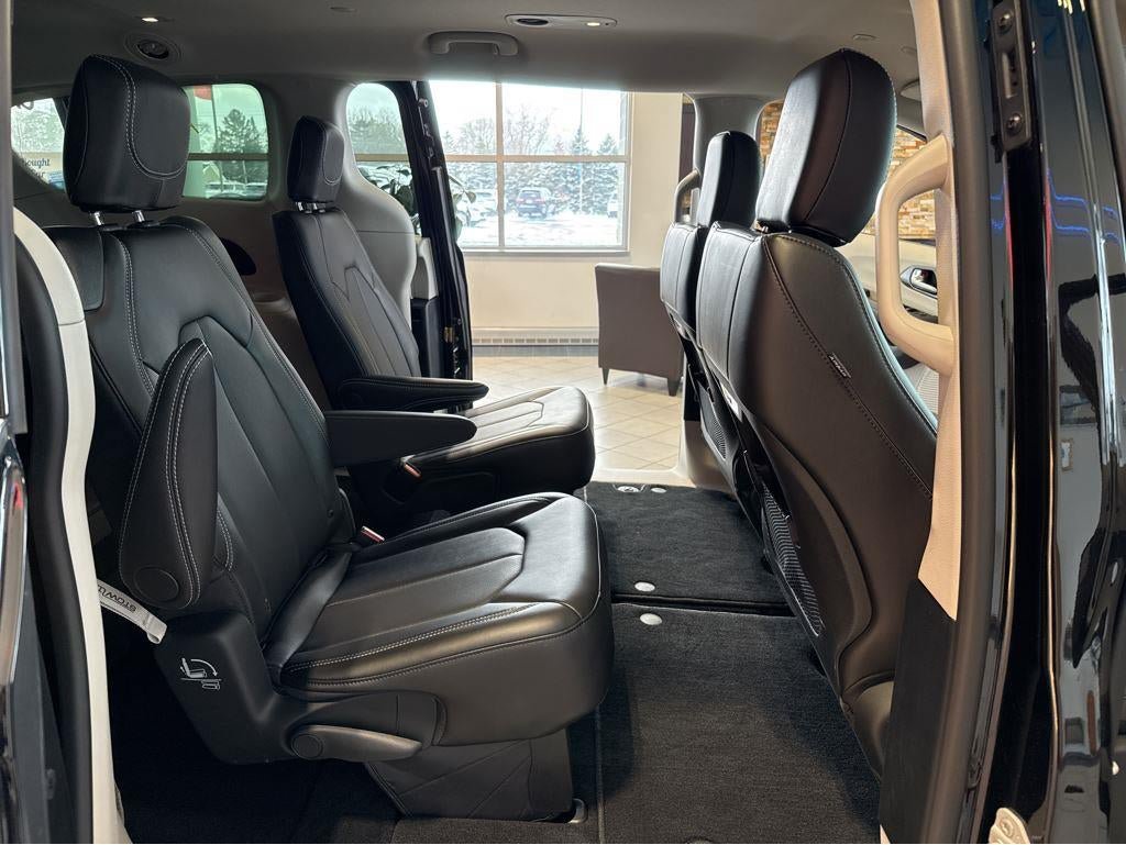 Used 2024 Chrysler Pacifica Touring-L AWD/4WD image 32