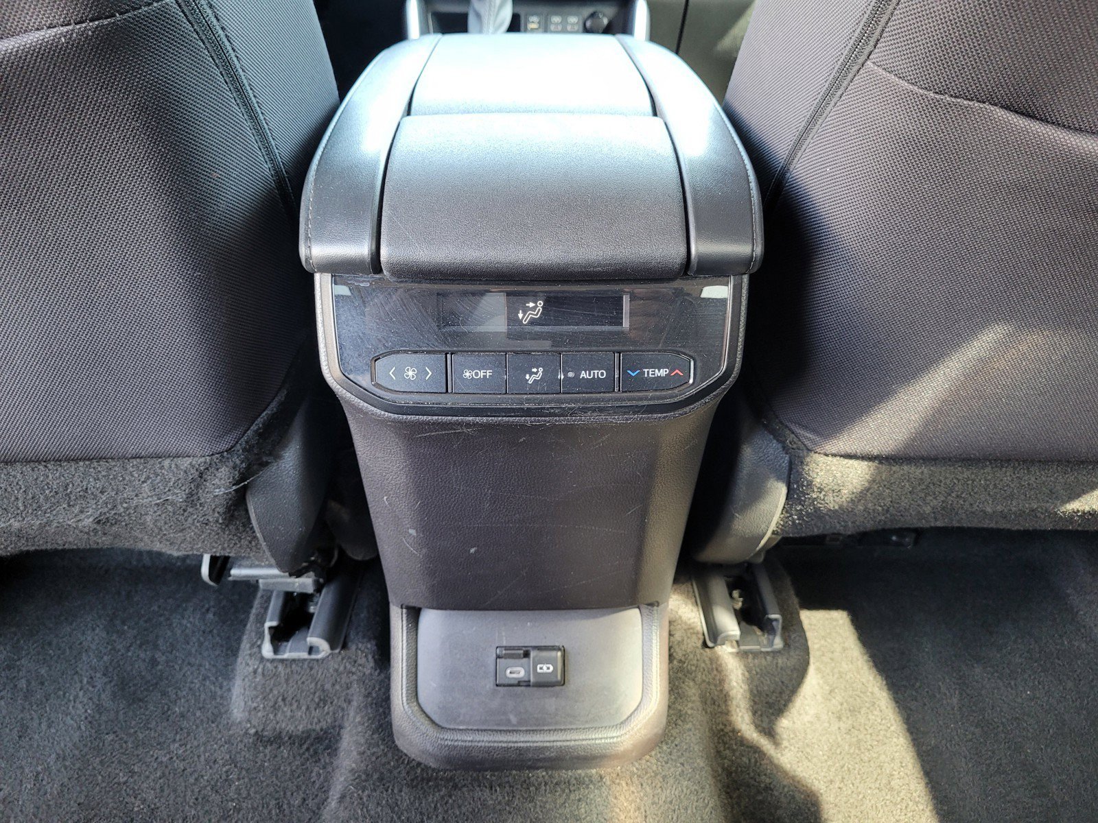 Used 2024 Toyota Highlander LE AWD/4WD image 16