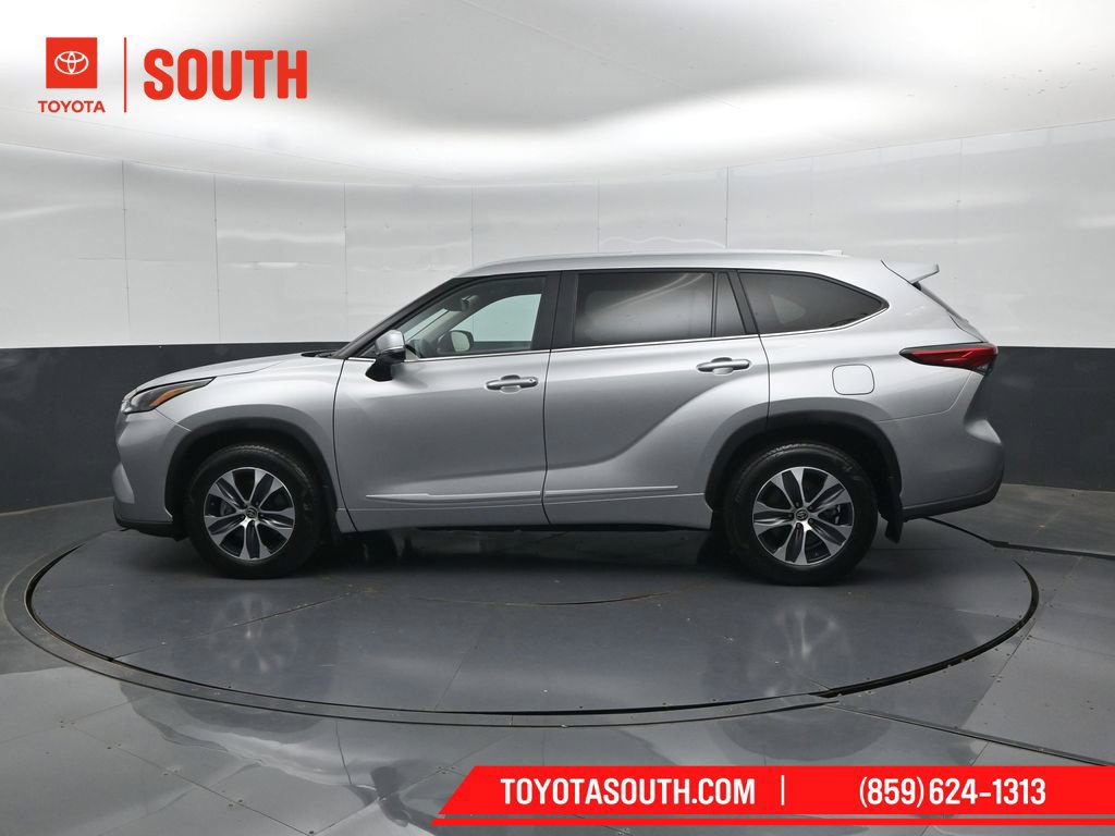 Used 2023 Toyota Highlander XLE AWD/4WD image 7