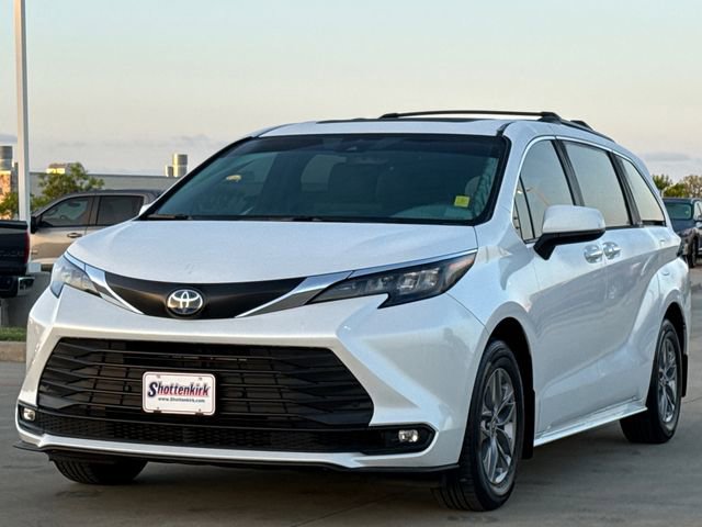 Used 2025 Toyota Sienna XLE image 3