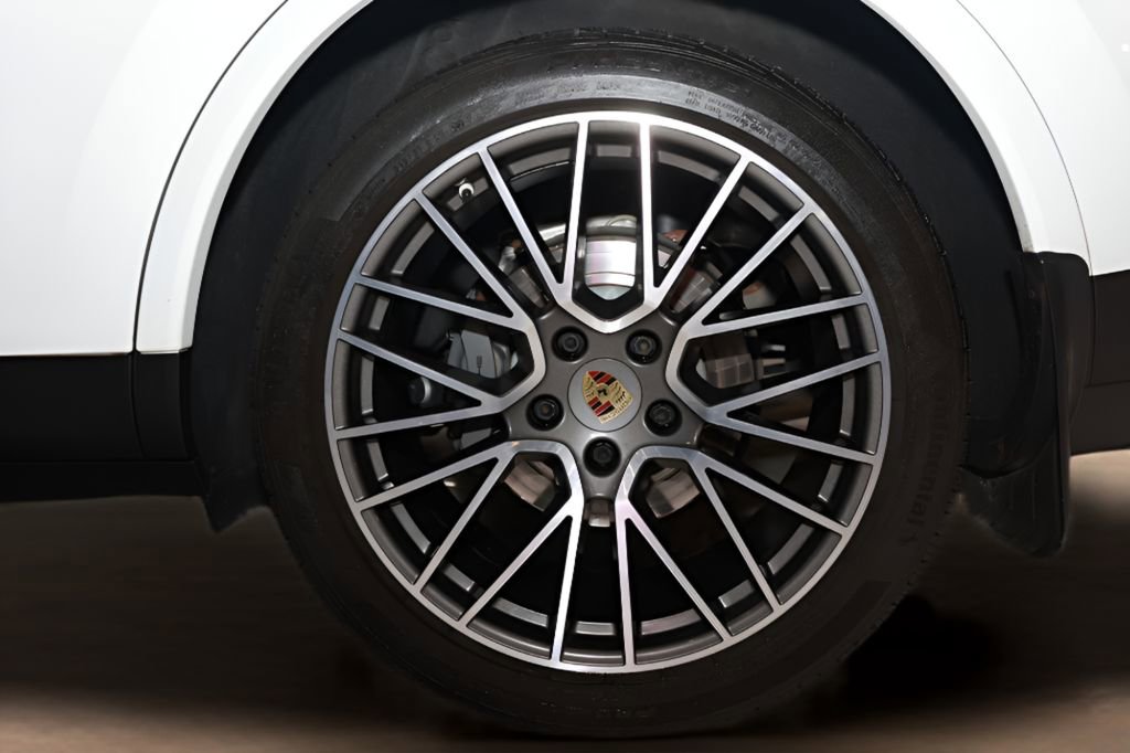 Used 2021 Porsche Cayenne S w/ Premium Package Plus image 31