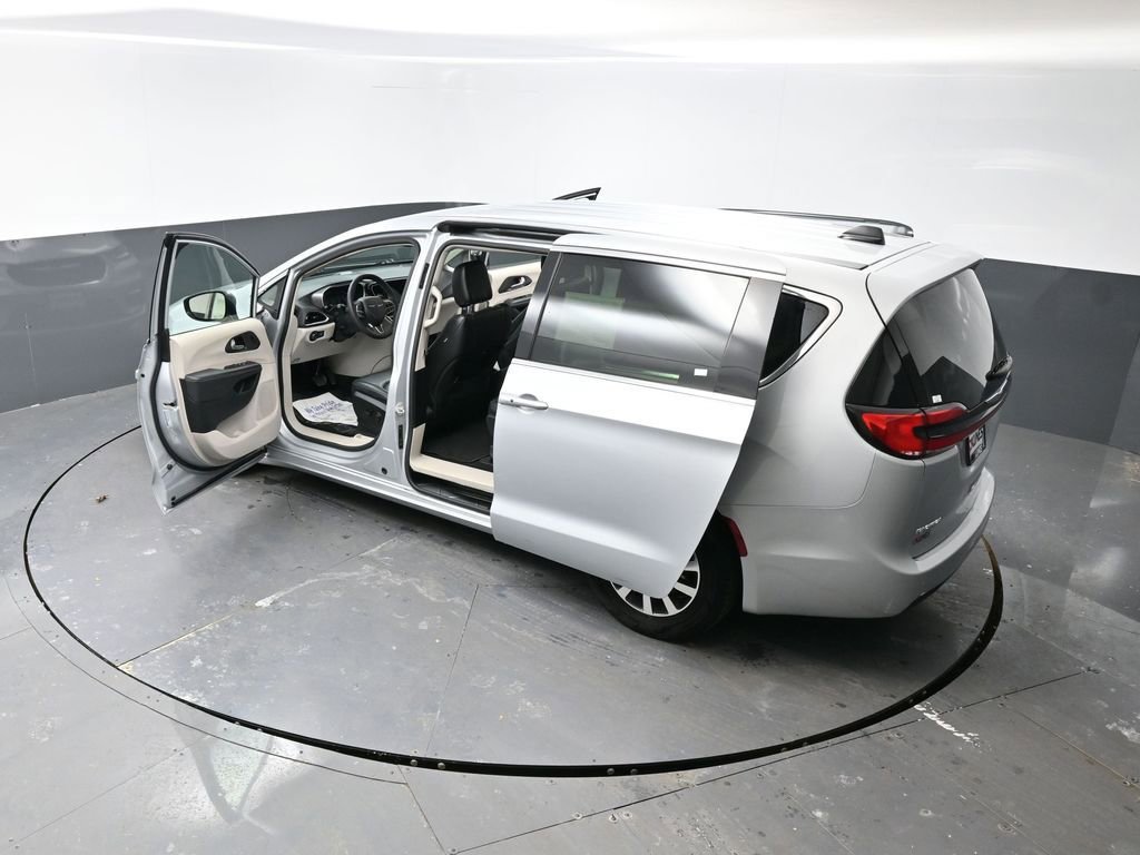 Used 2024 Chrysler Pacifica Select image 60