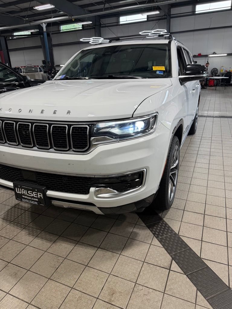 Used 2024 Jeep Wagoneer L Series III w/ Premium Group I AWD/4WD image 5