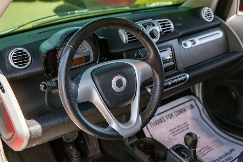 Used 2011 smart fortwo passion RWD image 10