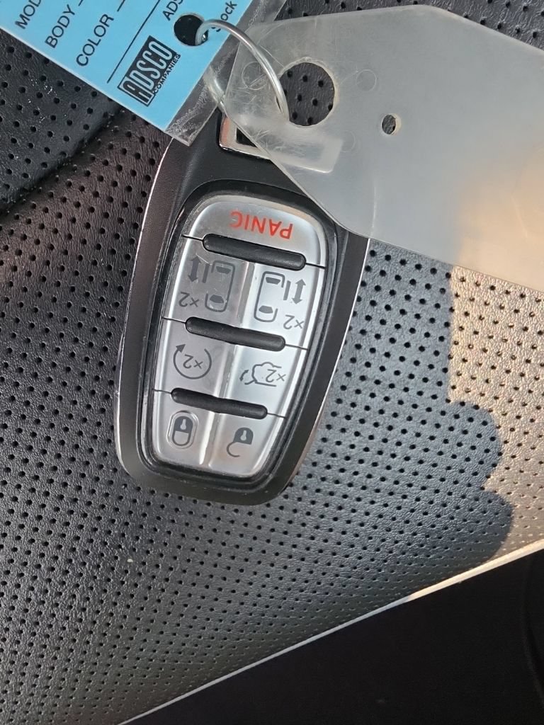 Used 2020 Chrysler Pacifica Limited FWD image 34