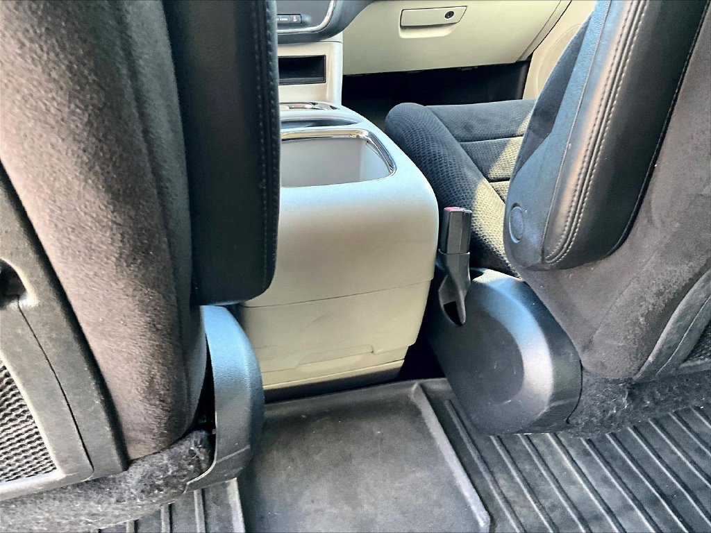 Used 2013 Dodge Grand Caravan Crew FWD image 12