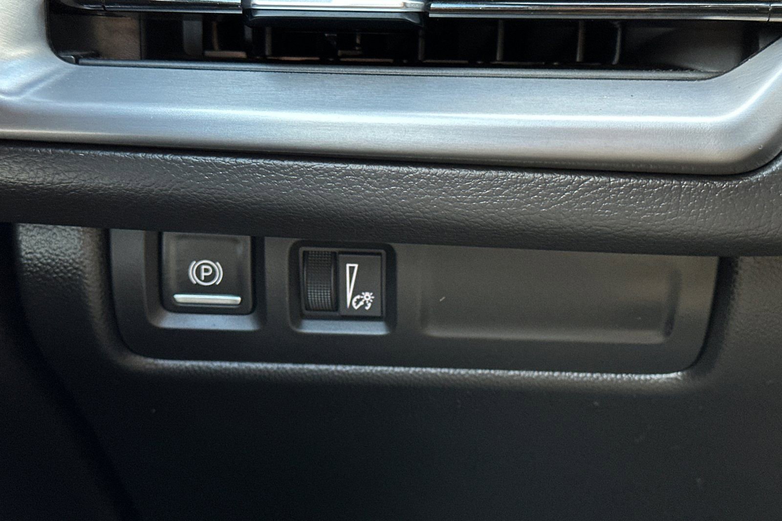 Used 2024 Cadillac XT4 Luxury w/ Cold Weather Package image 36