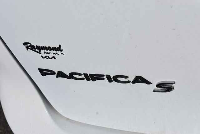 Used 2018 Chrysler Pacifica Touring Plus w/ S Appearance Package FWD image 12