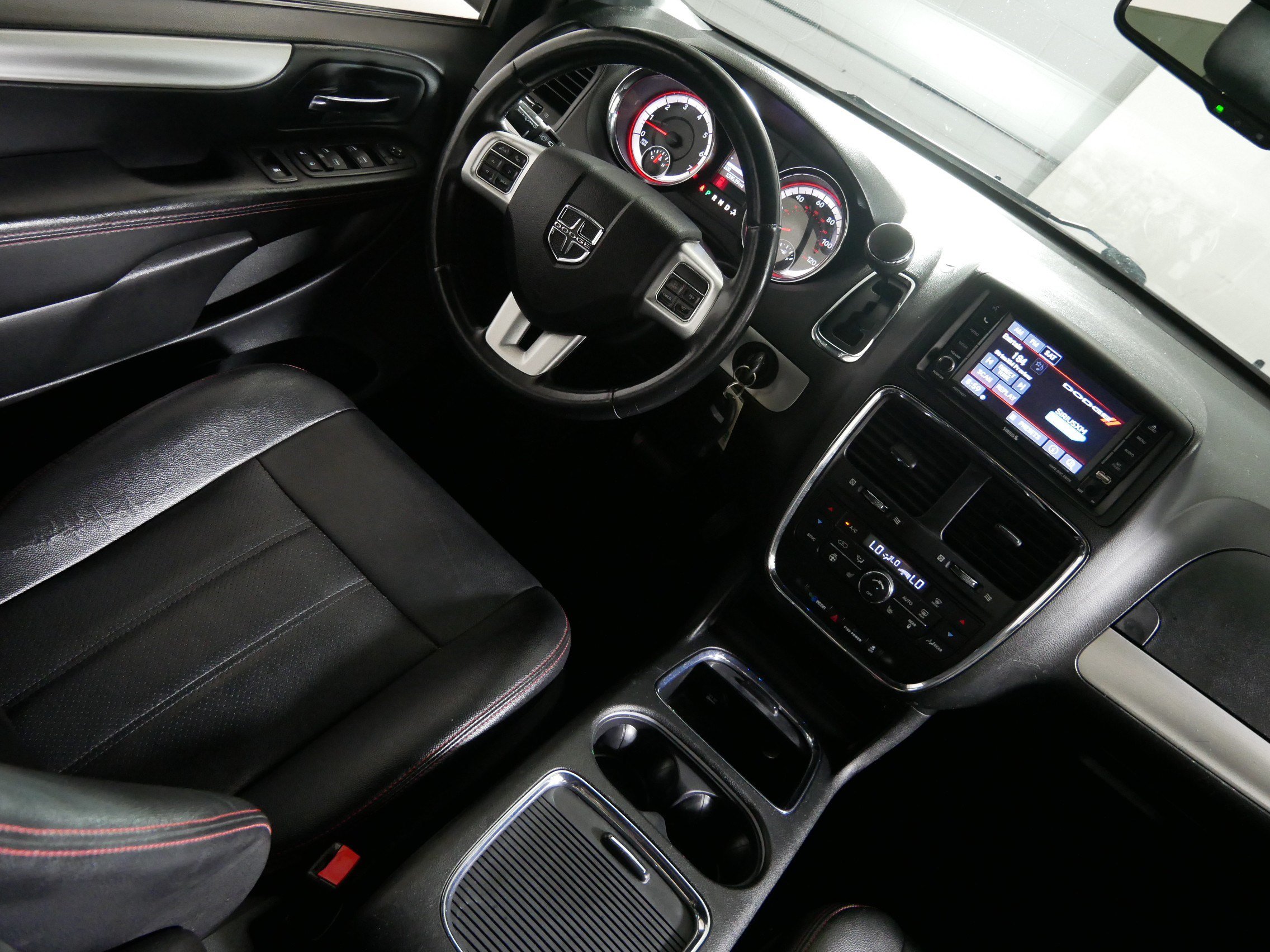 Used 2016 Dodge Grand Caravan R/T w/ Driver Convenience Group FWD image 9