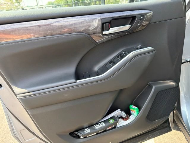 Used 2023 Toyota Highlander Platinum FWD image 13