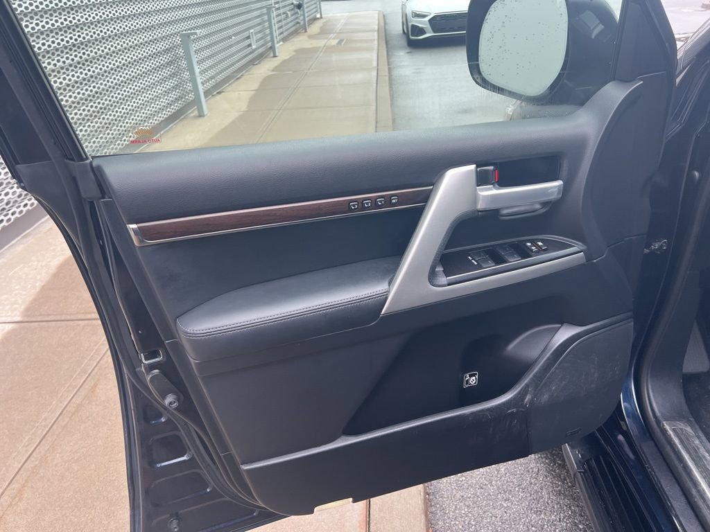 Used 2018 Toyota Land Cruiser image 57