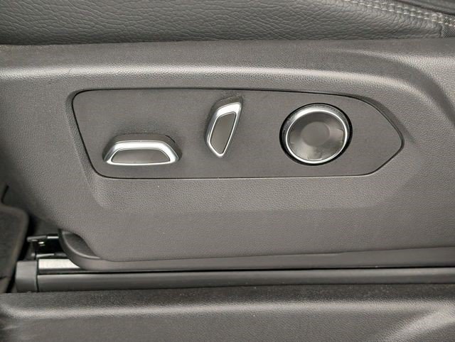 Used 2025 GMC Yukon XL Denali AWD/4WD image 14