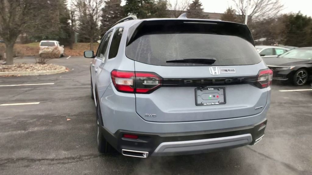 New 2025 Honda Pilot Touring image 8