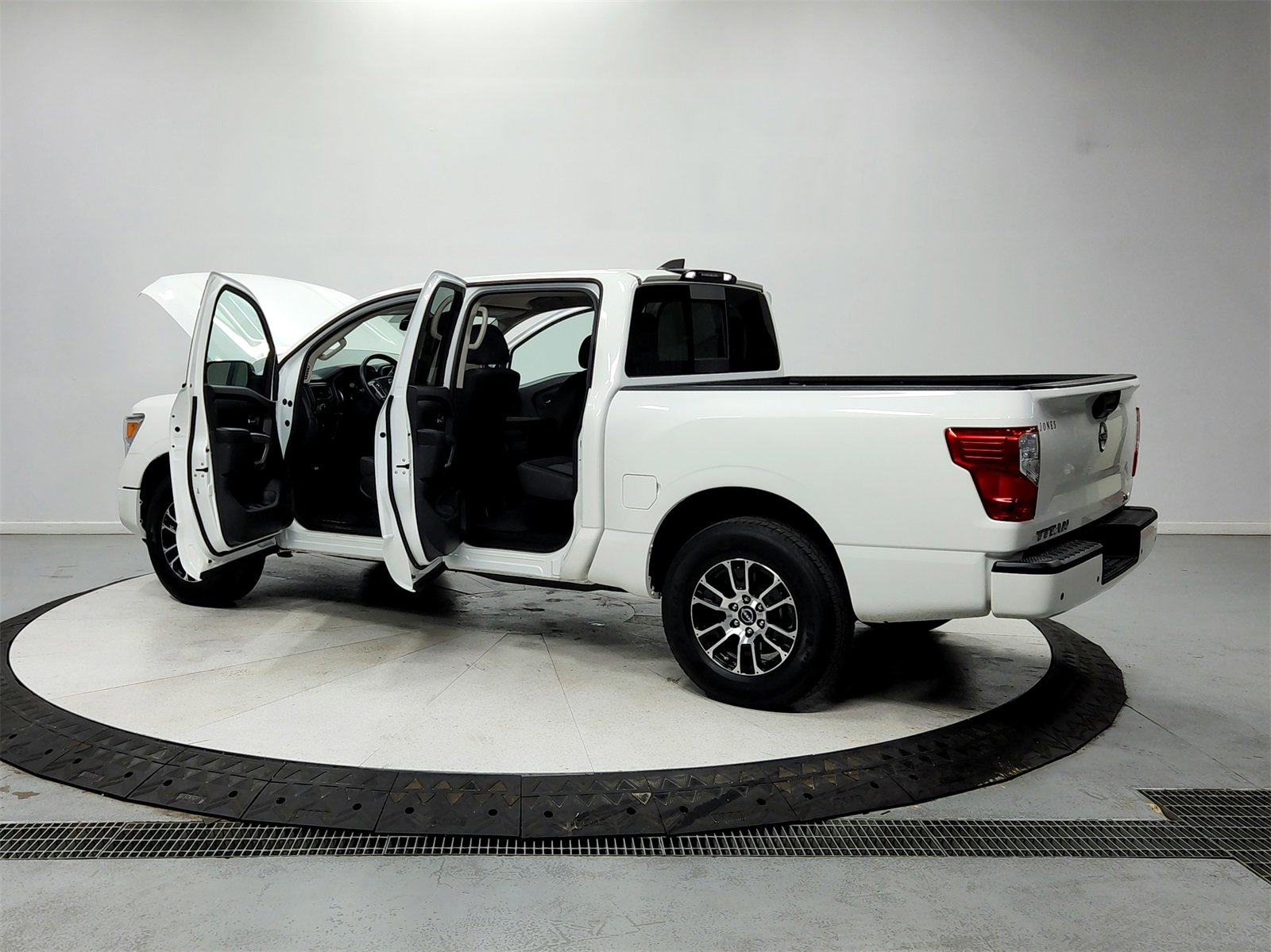 Used 2023 Nissan Titan SV image 13