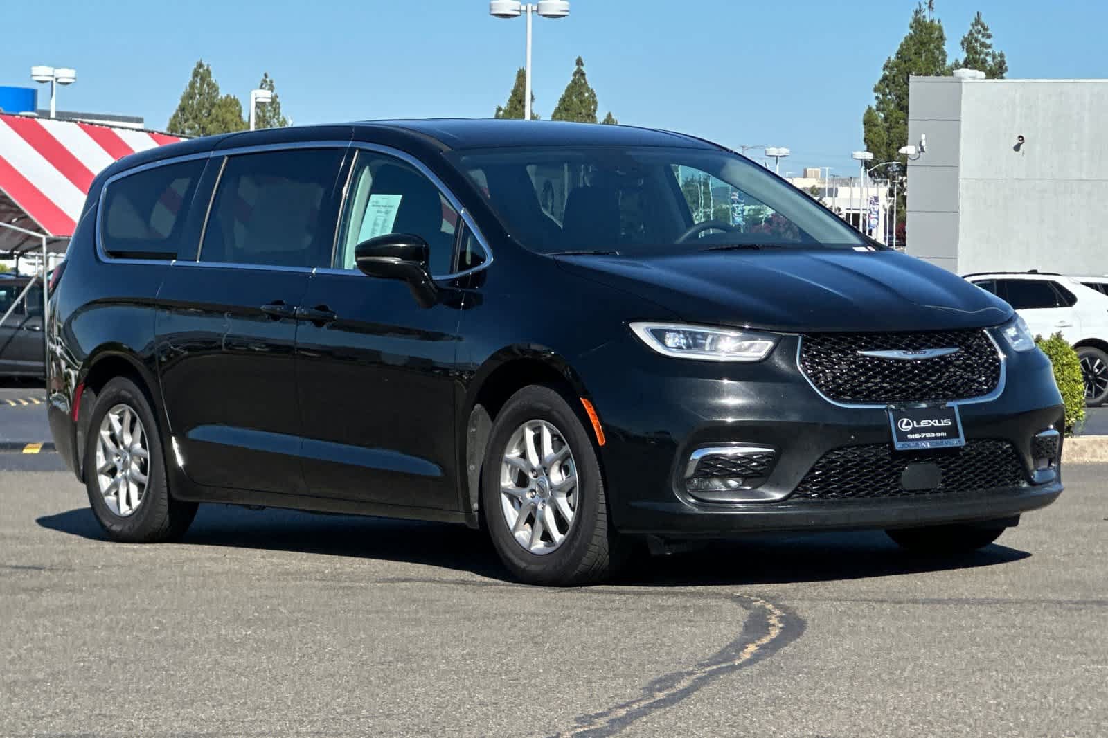 Used 2024 Chrysler Pacifica Touring-L FWD image 5