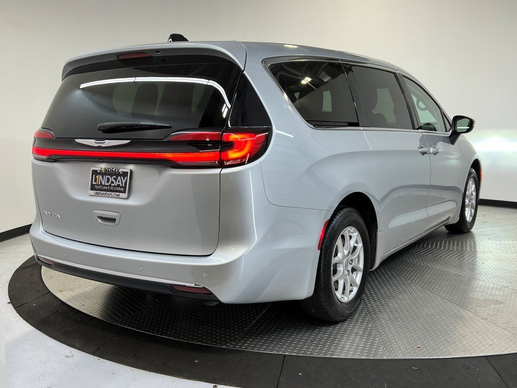 Used 2023 Chrysler Pacifica Touring-L image 6