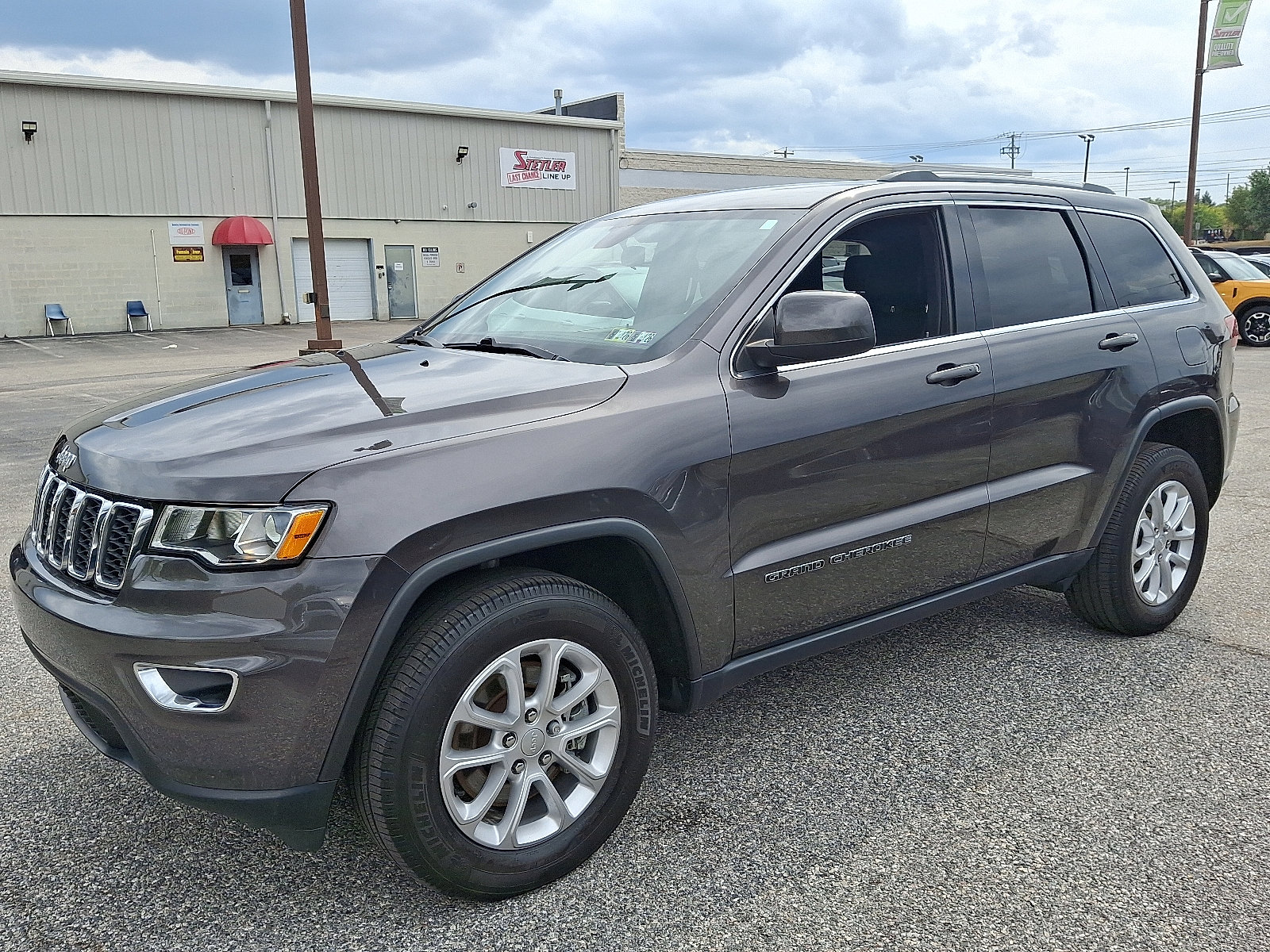 Used 2021 Jeep Grand Cherokee Laredo X image 4