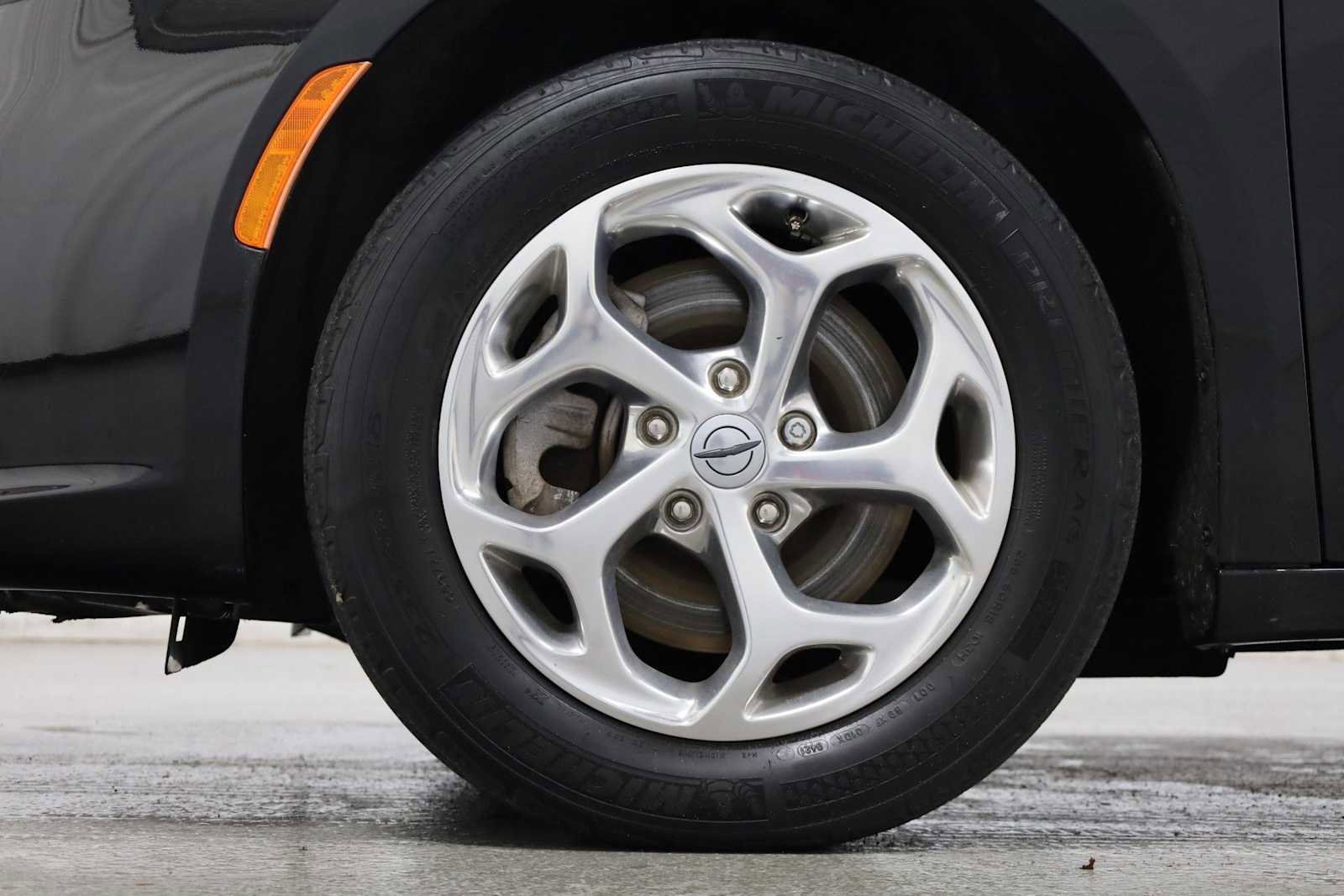 Used 2021 Chrysler Pacifica Limited AWD/4WD image 36