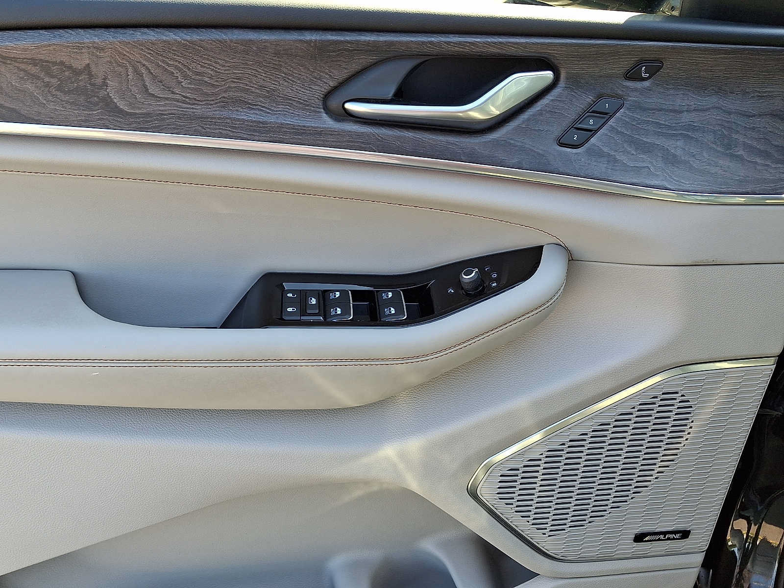 Certified 2022 Jeep Grand Cherokee L Overland w/ Luxury Tech Group IV AWD/4WD image 15