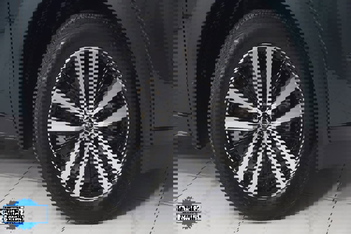 Used 2024 Nissan Pathfinder Platinum w/ Cargo Package image 17