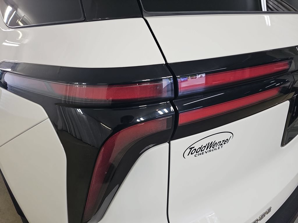 Used 2025 Chevrolet Traverse LT FWD image 42