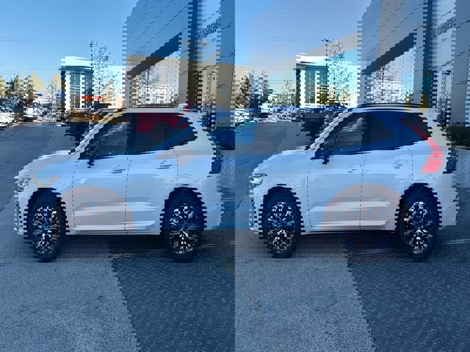 Used 2025 Volvo XC60 B5 Plus image 8