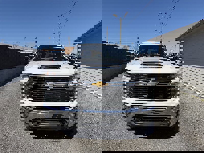 Used 2024 Chevrolet Silverado 2500 LT w/ Convenience Package image 4