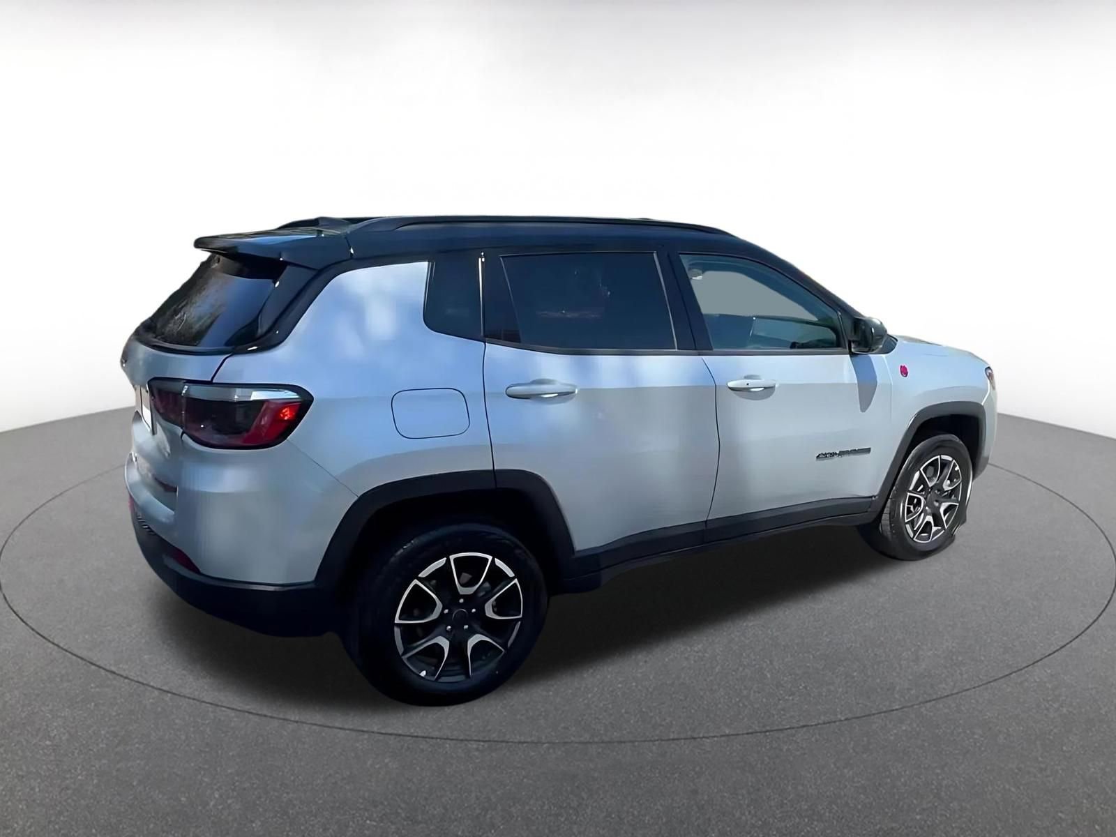 Used 2025 Jeep Compass Trailhawk AWD/4WD image 15