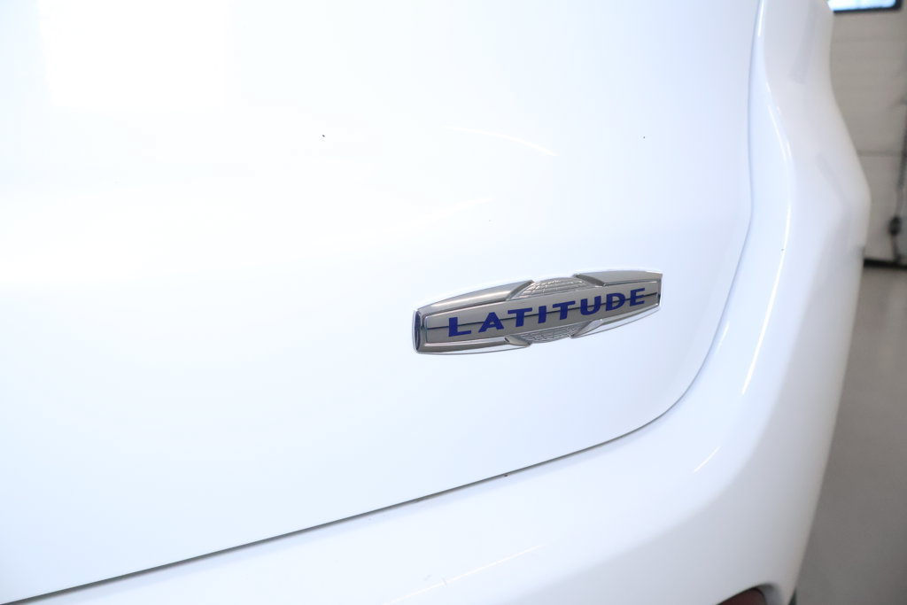 Used 2024 Jeep Compass Latitude AWD/4WD image 16