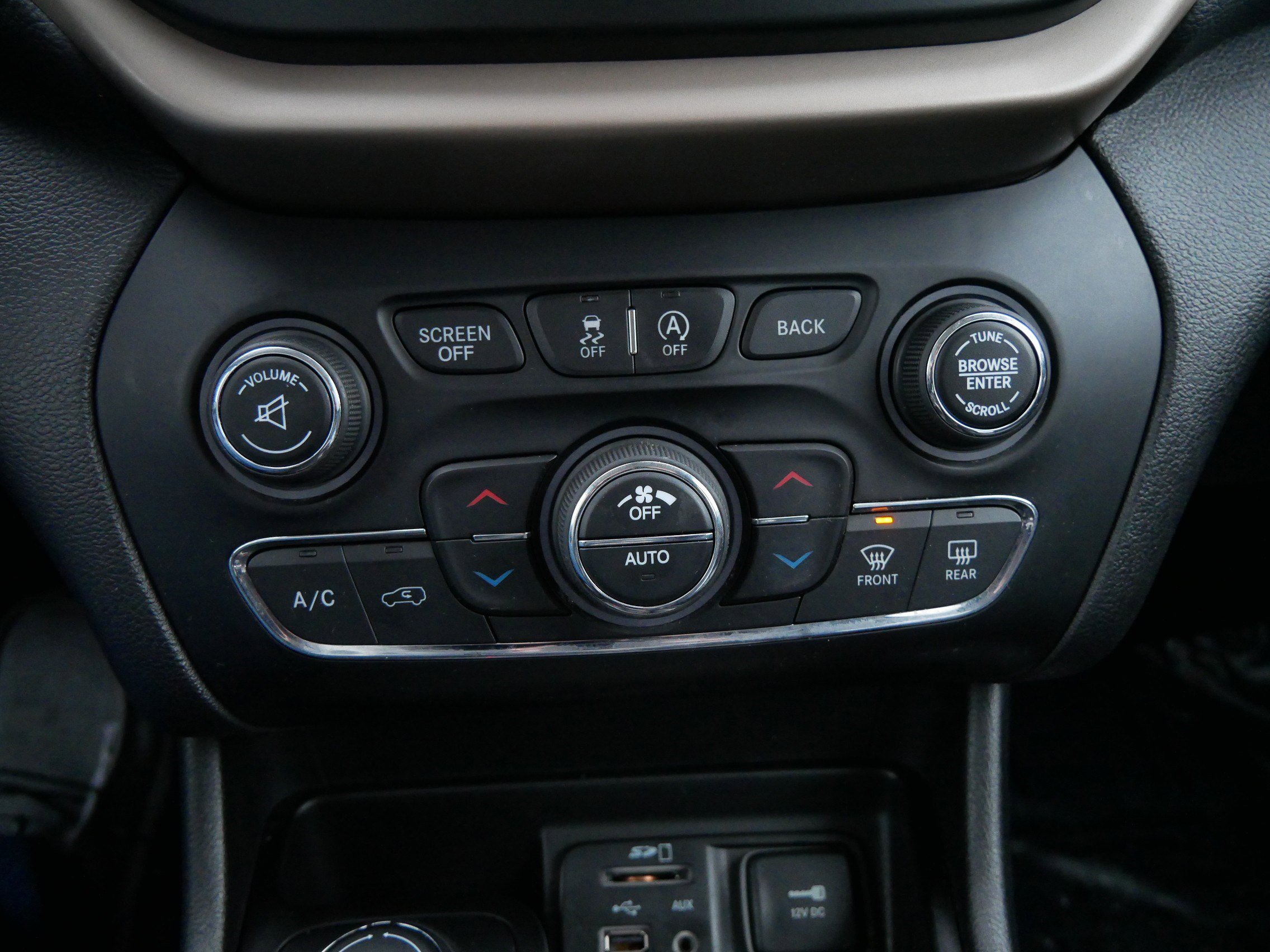 Used 2018 Jeep Cherokee Limited image 23