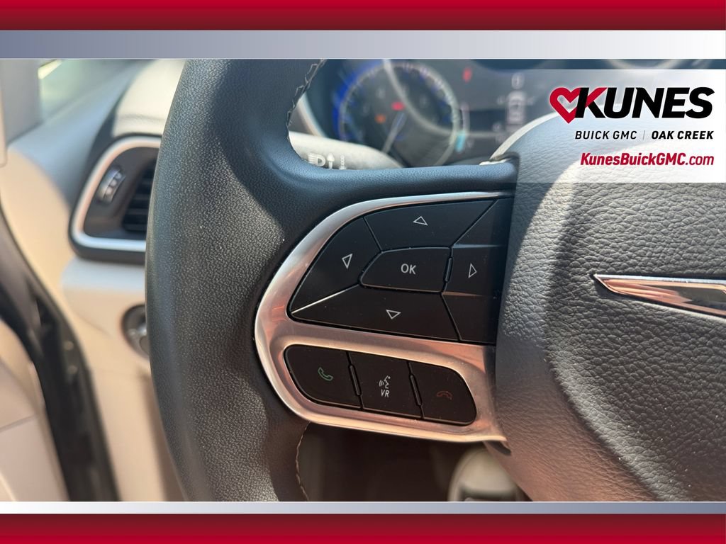 Used 2023 Chrysler Pacifica Touring-L FWD image 17