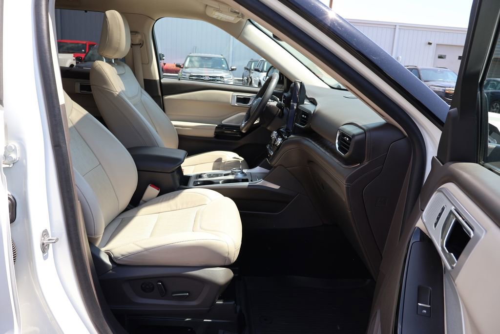 Used 2022 Ford Explorer Platinum w/ Equipment Group 601A AWD/4WD image 27