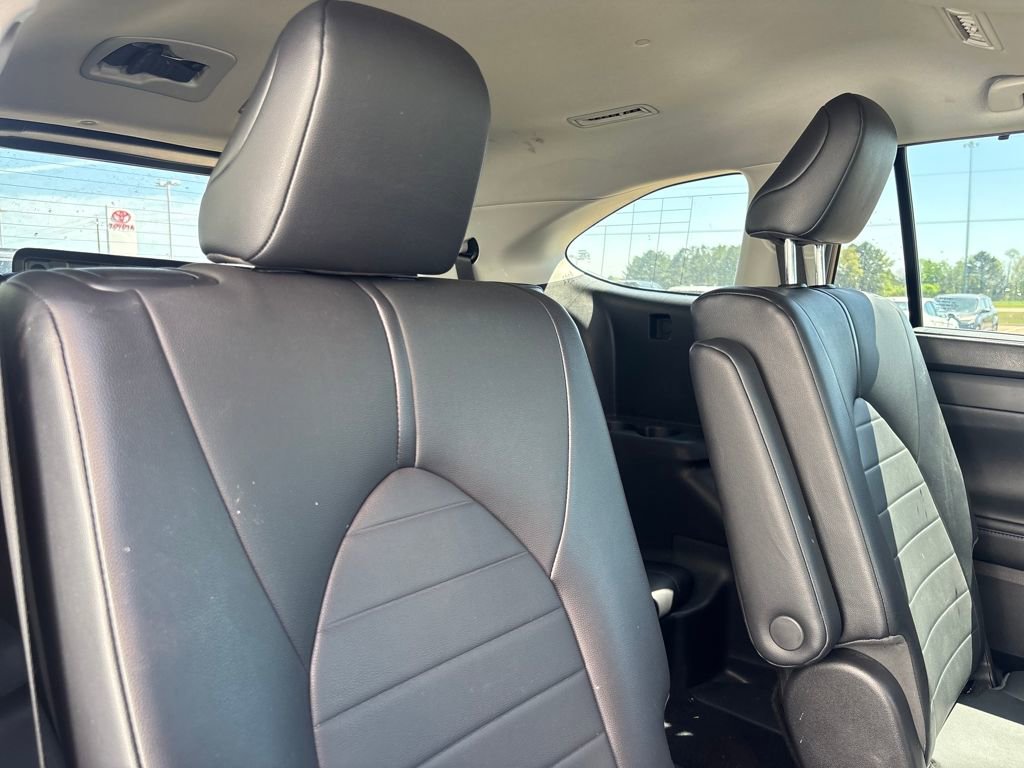 Used 2021 Toyota Highlander XLE image 28