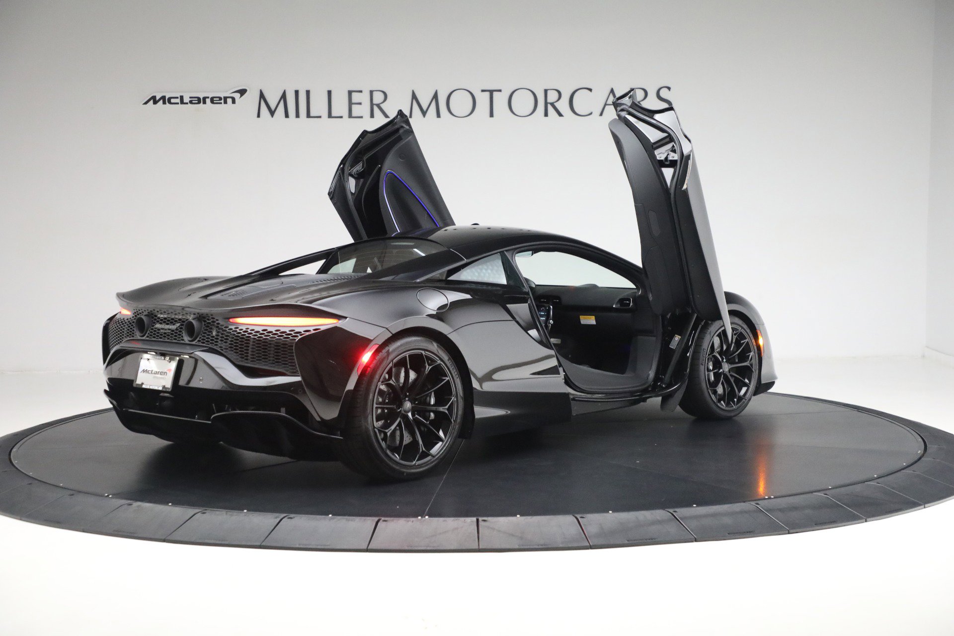 Used 2025 McLaren Artura image 16