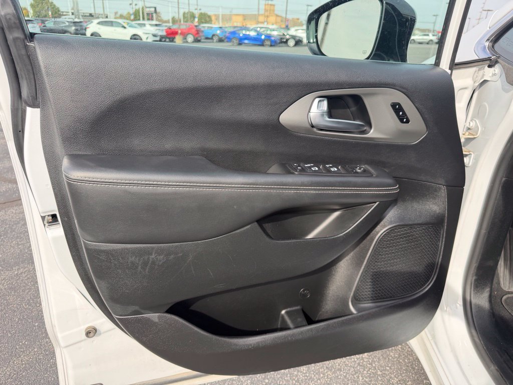 Used 2025 Chrysler Pacifica Select FWD image 10