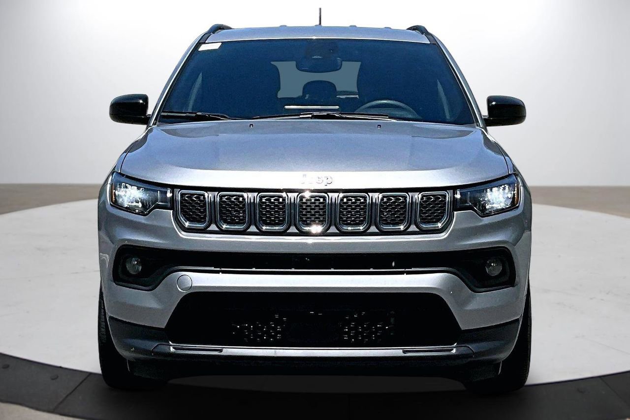 Used 2024 Jeep Compass Latitude AWD/4WD image 3