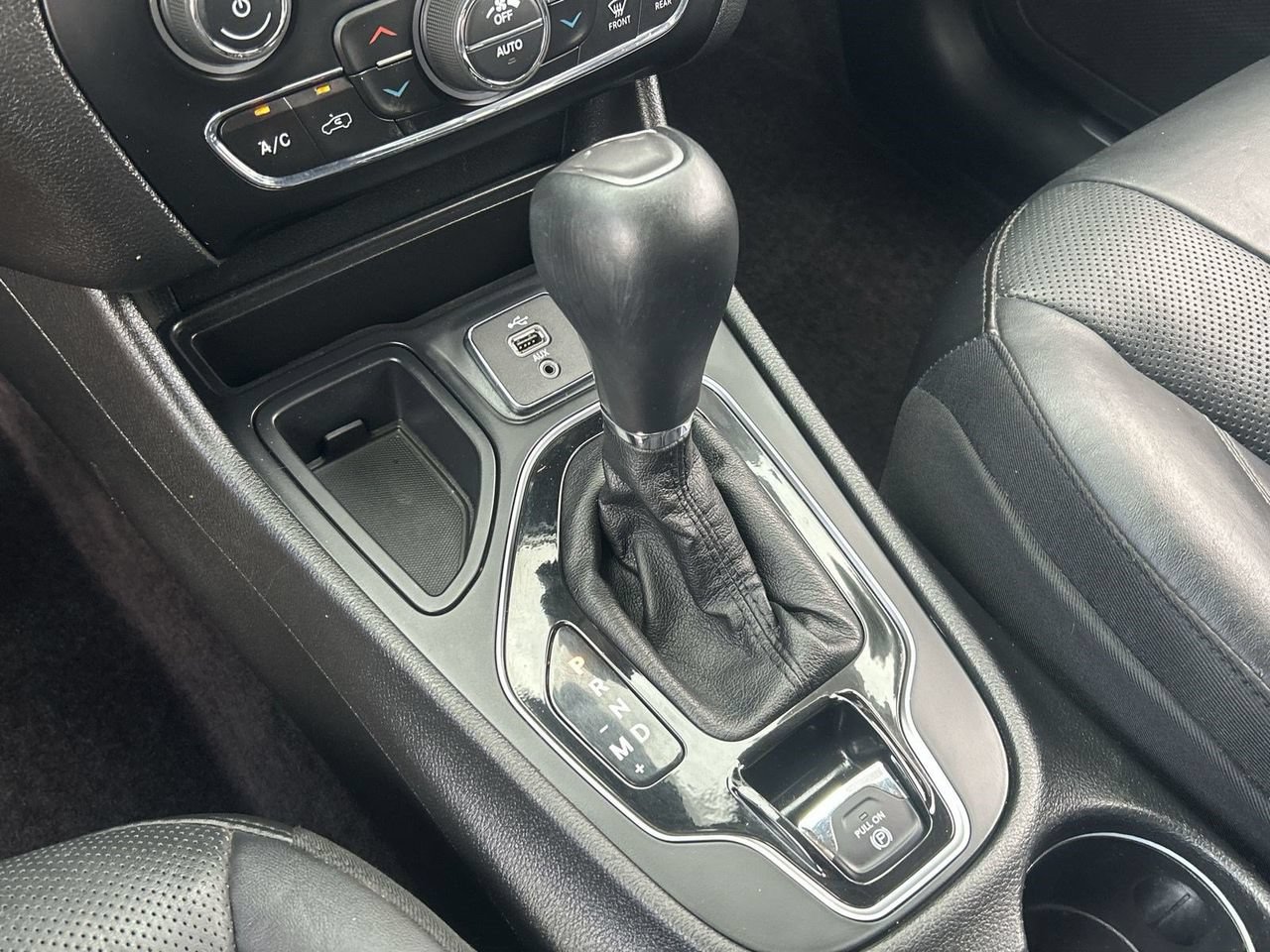 Used 2019 Jeep Cherokee Limited w/ Luxury Group FWD image 26
