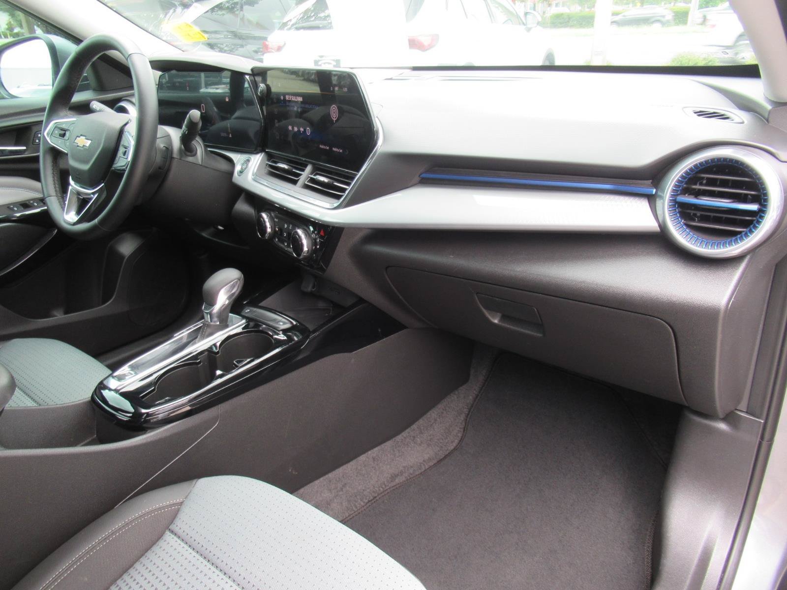 Used 2025 Chevrolet Trax LT w/ Sunroof Package FWD image 11