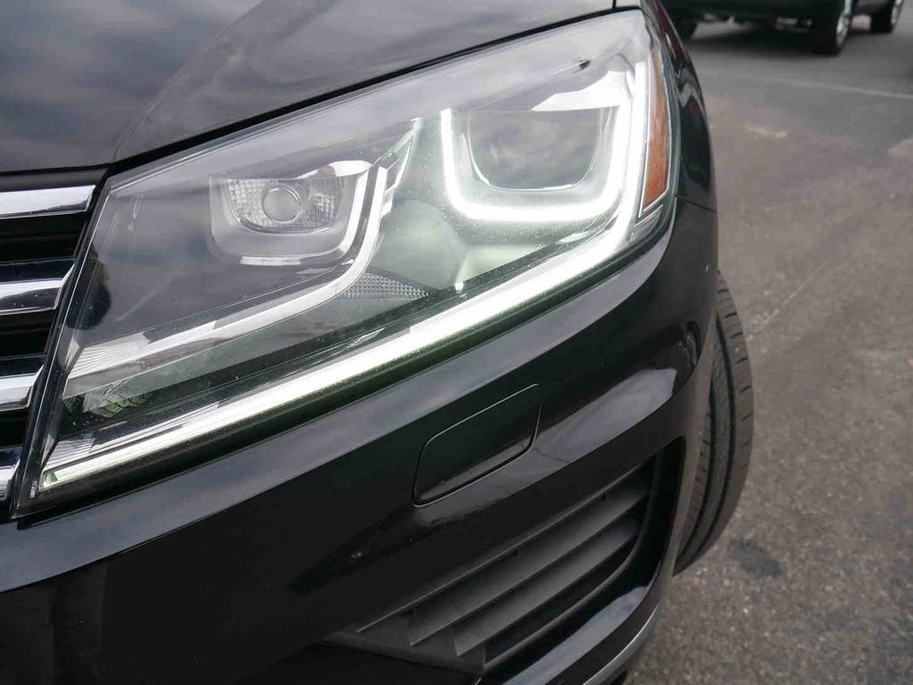 Used 2017 Volkswagen Touareg Sport image 25