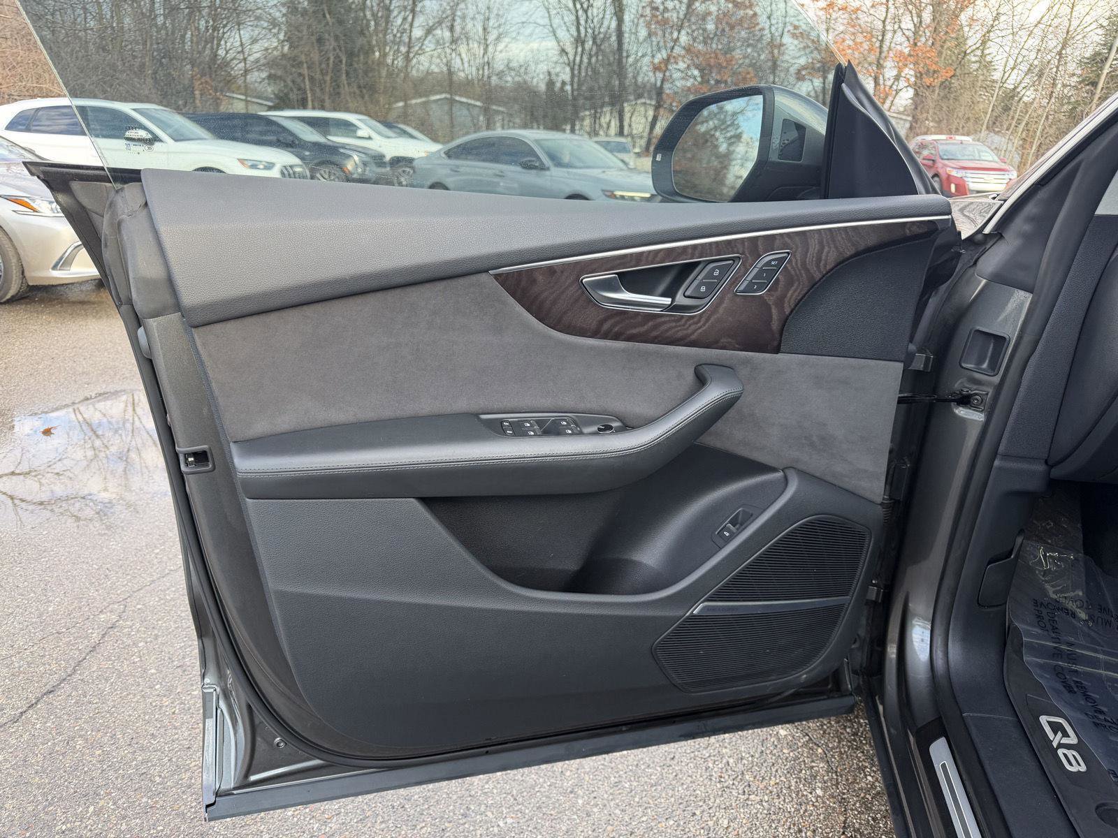 Used 2019 Audi Q8 Prestige w/ Luxury Package image 10