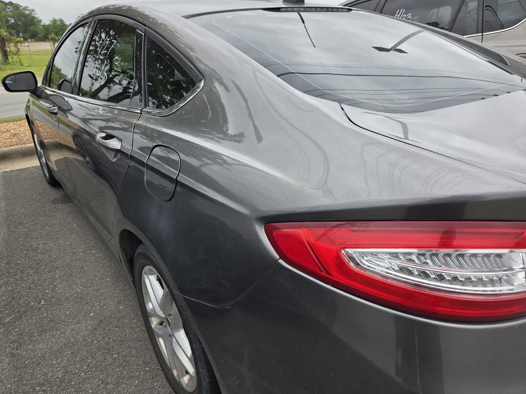 Used 2014 Ford Fusion SE FWD image 3