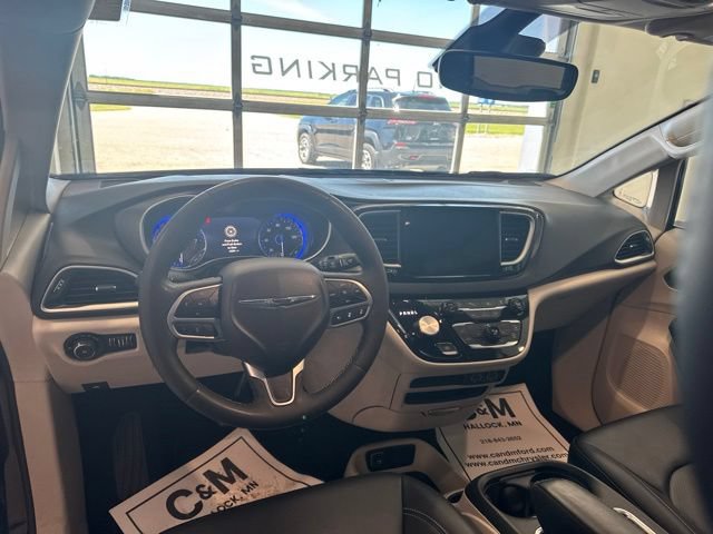 Used 2024 Chrysler Pacifica Touring-L FWD image 6