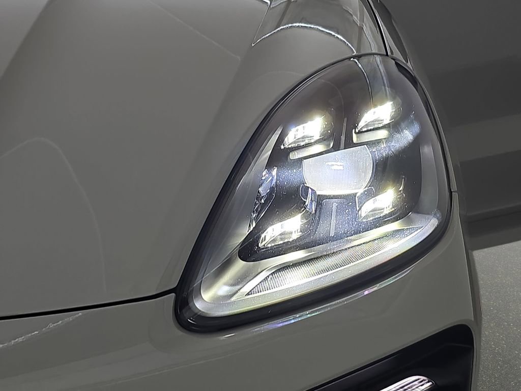 Used 2023 Porsche Cayenne GTS image 33