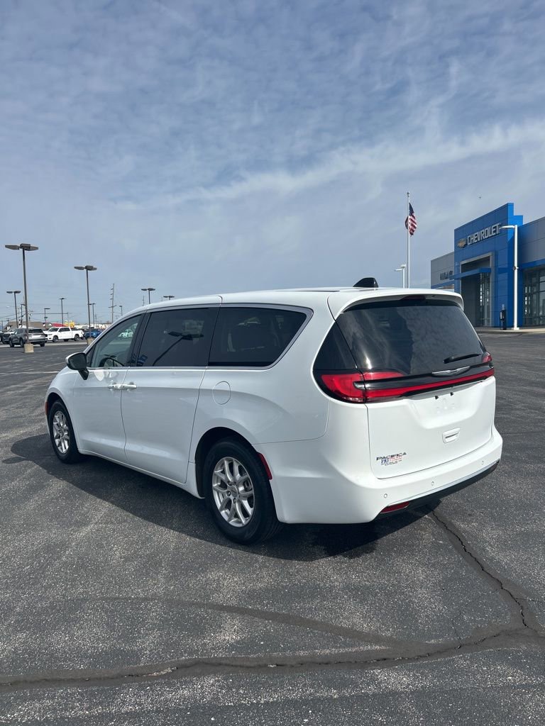 Used 2023 Chrysler Pacifica Touring-L image 11