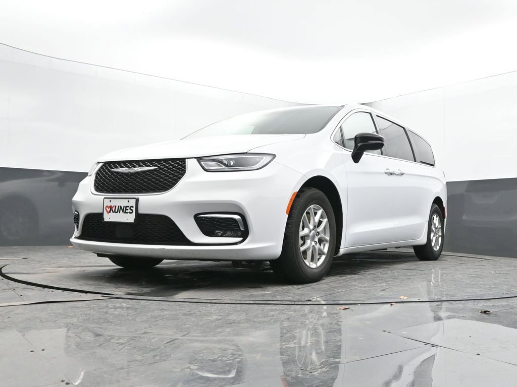 Used 2024 Chrysler Pacifica Touring-L image 55