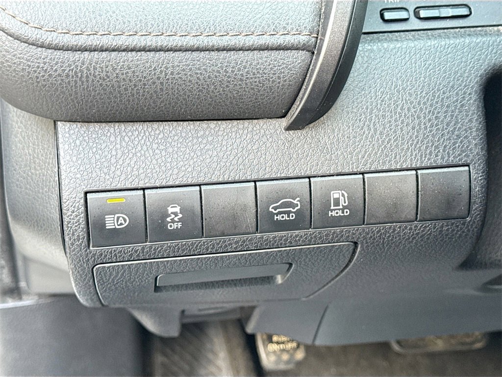 Used 2020 Toyota Camry LE image 10