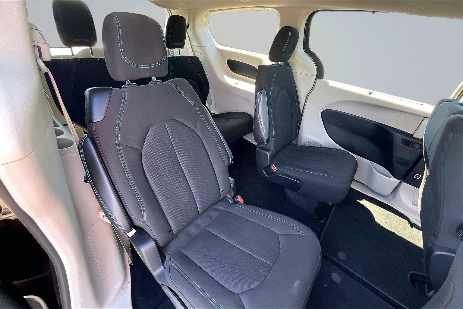Used 2021 Chrysler Pacifica Touring w/ Cold Weather Group FWD image 25